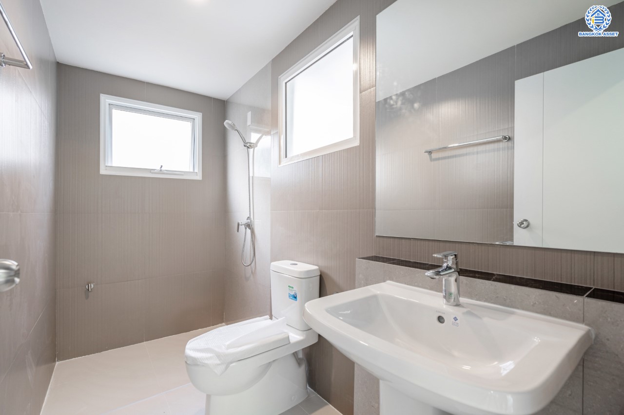 บ้านมือสองตกแต่งใหม่ คุณภาพ LH โครงการ มัณฑนา ปิ่นเกล้า-พระราม5 บรรยากาศเงียบสงบ มีความเป็นส่วนตัว เนื้อที่ 58 ตร.ว. ฟังก์ชัน 3 ห้องนอน 2 ห้องน้ำ 2 ที่จอดรถ facility ครบครัน! บนทำเลเดินทางสะดวก หน้าโครงการติดถนนนครอินทร์ ใกล้วงเวียนพระราม5 และจุดขึ้นทางด่วน "ศรีรัช"